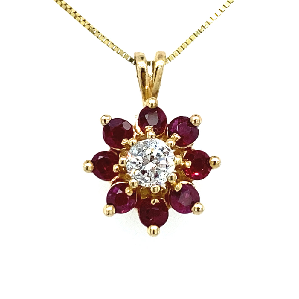 Geel gouden bloem rozet hanger van 2.6 gram. Bezet met 1 briljant geslepen diamant van 0.30crt kleur top wesselton kwaliteit piqué 1 en 8 robijnen met een totaalgewicht van 0.40 crt. Deze hanger heeft een afmeting van 28 x 13 mm. Model H 2118