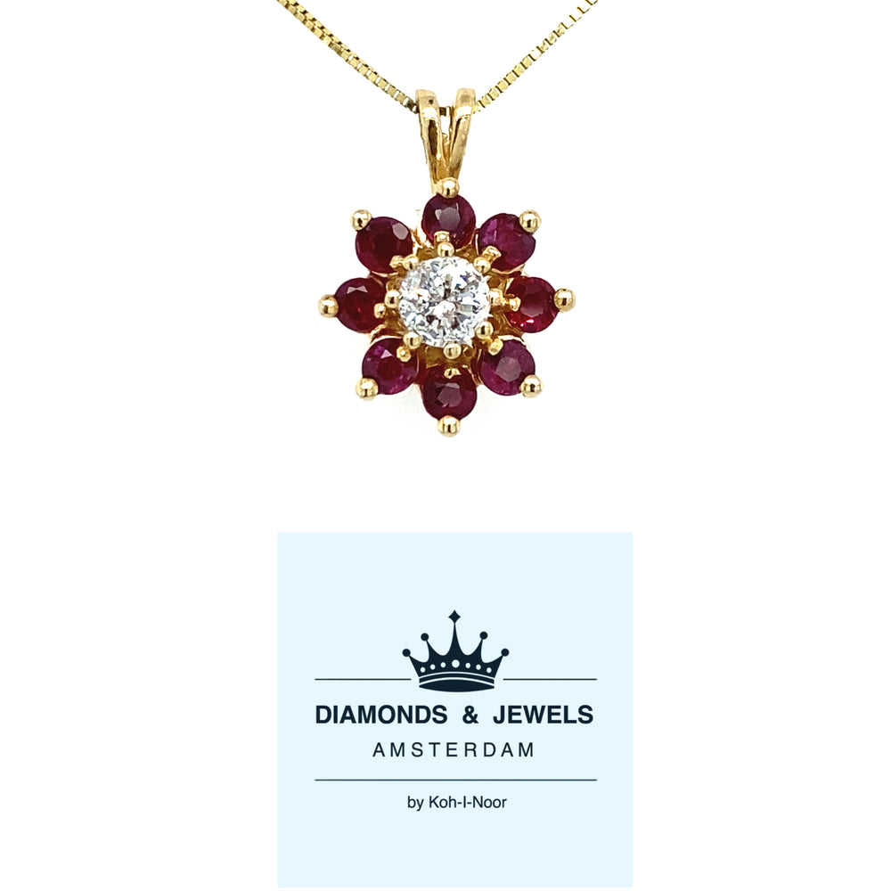 Geel gouden bloem rozet hanger van 2.6 gram. Bezet met 1 briljant geslepen diamant van 0.30crt kleur top wesselton kwaliteit piqué 1 en 8 robijnen met een totaalgewicht van 0.40 crt. Deze hanger heeft een afmeting van 28 x 13 mm. Model H 2118