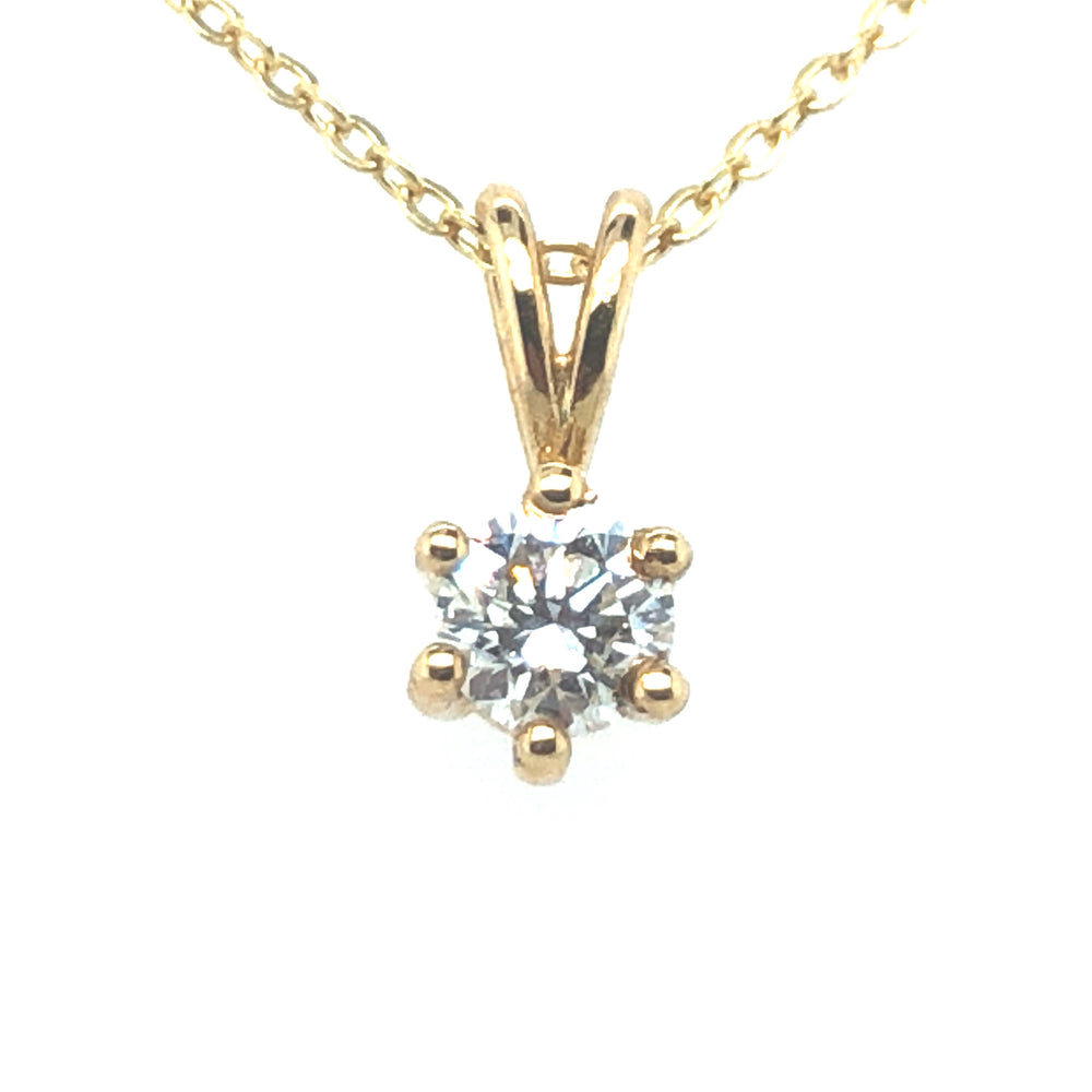 14 karaat geel gouden solitair hanger van 0.5 gram. Bezet met 1 briljant geslepen diamant van 0.28 crt Kleur: Top Wesselton Kwaliteit: VVS Hanger: 11 x 5 mm Zetting: Ø 5 mm Model: H 2167