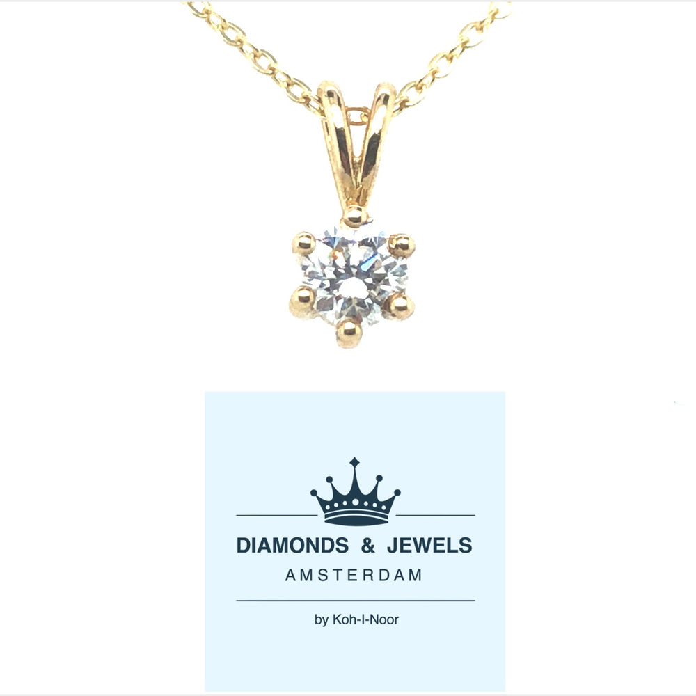 14 karaat geel gouden solitair hanger van 0.5 gram. Bezet met 1 briljant geslepen diamant van 0.28 crt Kleur: Top Wesselton Kwaliteit: VVS Hanger: 11 x 5 mm Zetting: Ø 5 mm Model: H 2167