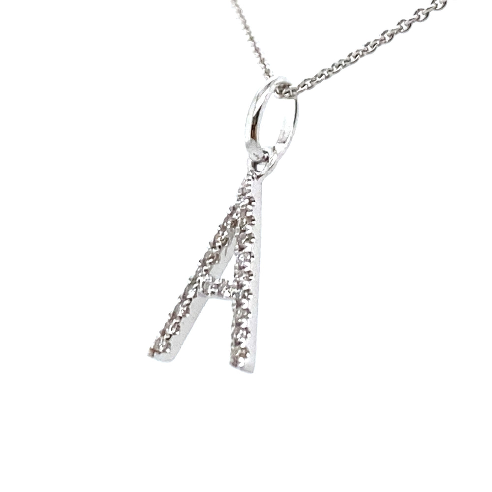 
                      
                        18 karaats Wit gouden diamanten letter A hanger van 0.34 gram. Bezet met 19 briljant geslepen diamanten met een totaalgewicht van 0.34 crt kleur g kwaliteit si Hanger: 14 x 6 mm Model H 2170
                      
                    