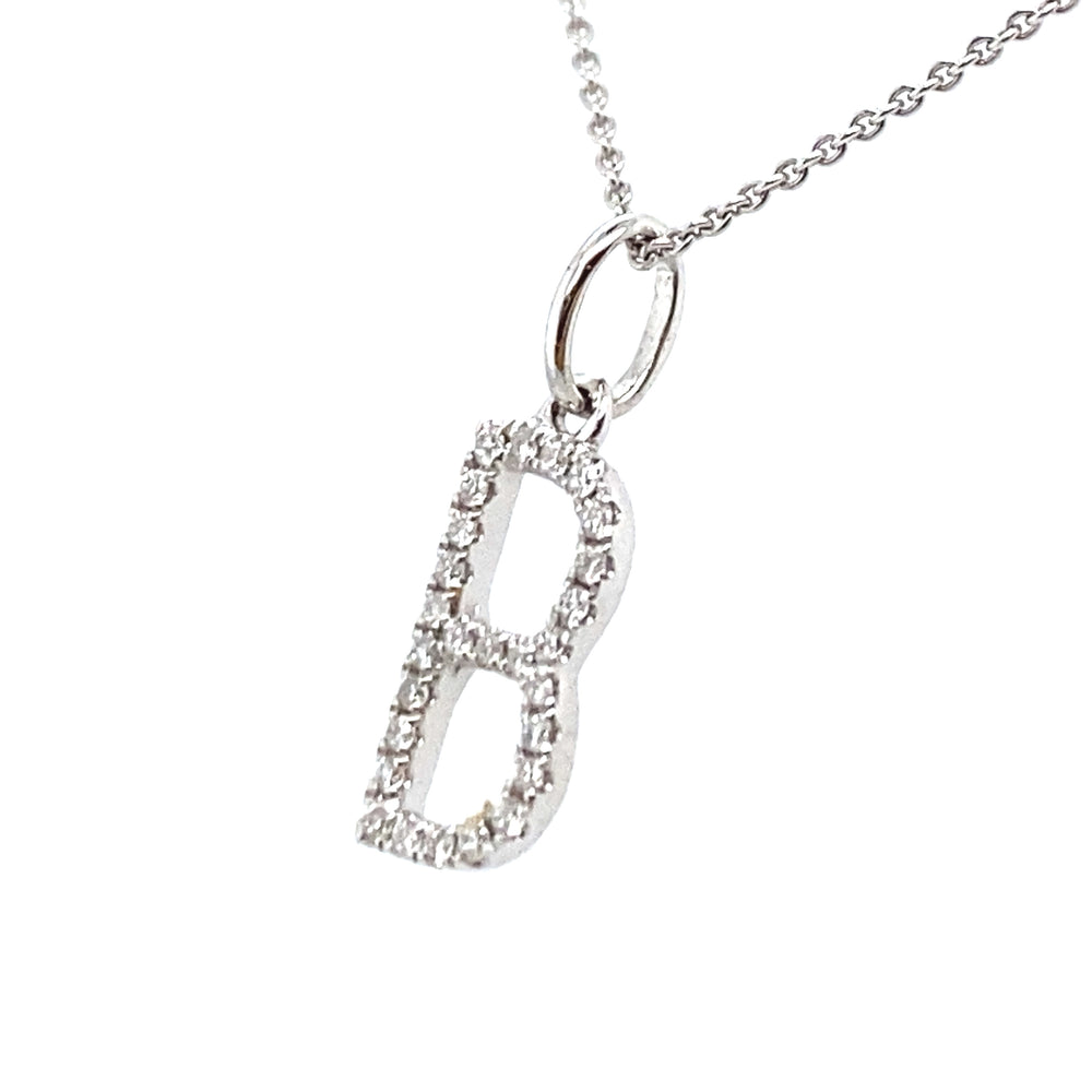 
                      
                        18 karaats witgouden letter b hanger van 0.44 gram. Bezet met 27 briljant geslepen diamanten met een totaalgewicht van 0.07 crt kleur G kwaliteit SI Hanger: 5 x 14 mm Model H 2171
                      
                    