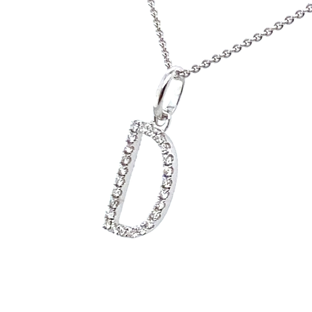 
                      
                        18 karaats witgouden letter d hanger van 0.36 gram. Bezet met 25 briljant geslepen diamanten met een totaalgewicht van 0.07 crt kleur g kwaliteit si Hanger: 14 x 6 mm Model H 2173
                      
                    