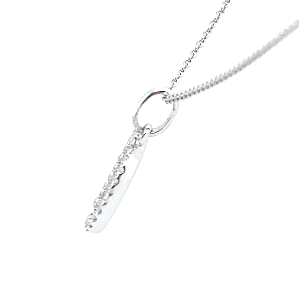 
                      
                        18 karaats witgouden letter d hanger van 0.36 gram. Bezet met 25 briljant geslepen diamanten met een totaalgewicht van 0.07 crt kleur g kwaliteit si Hanger: 14 x 6 mm Model H 2173
                      
                    