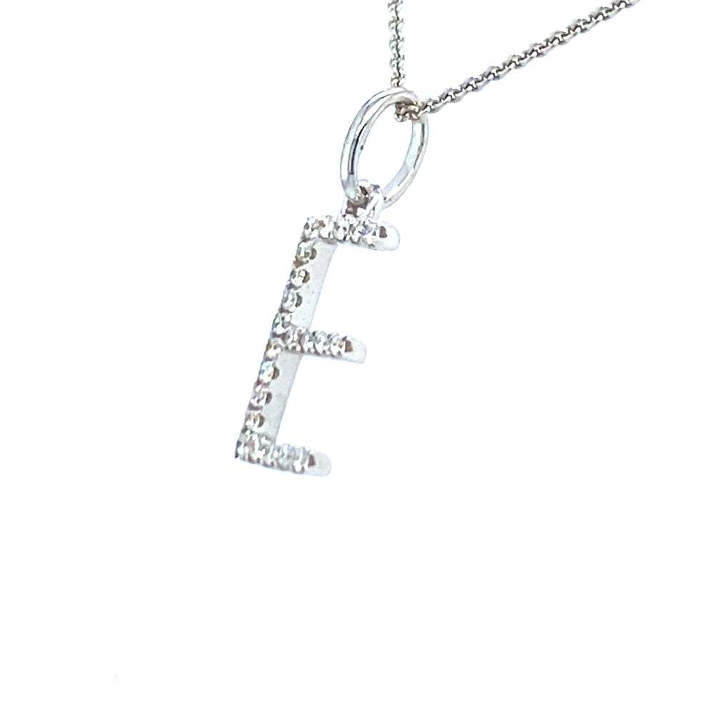 
                      
                        18 karaats witgouden letter E hanger van 0.37 gram. Bezet met 22 briljant geslepen diamanten met een totaalgewicht van 0.06 crt kleur g kwaliteit si Hanger: 14 x 5 mm Model H 2174
                      
                    