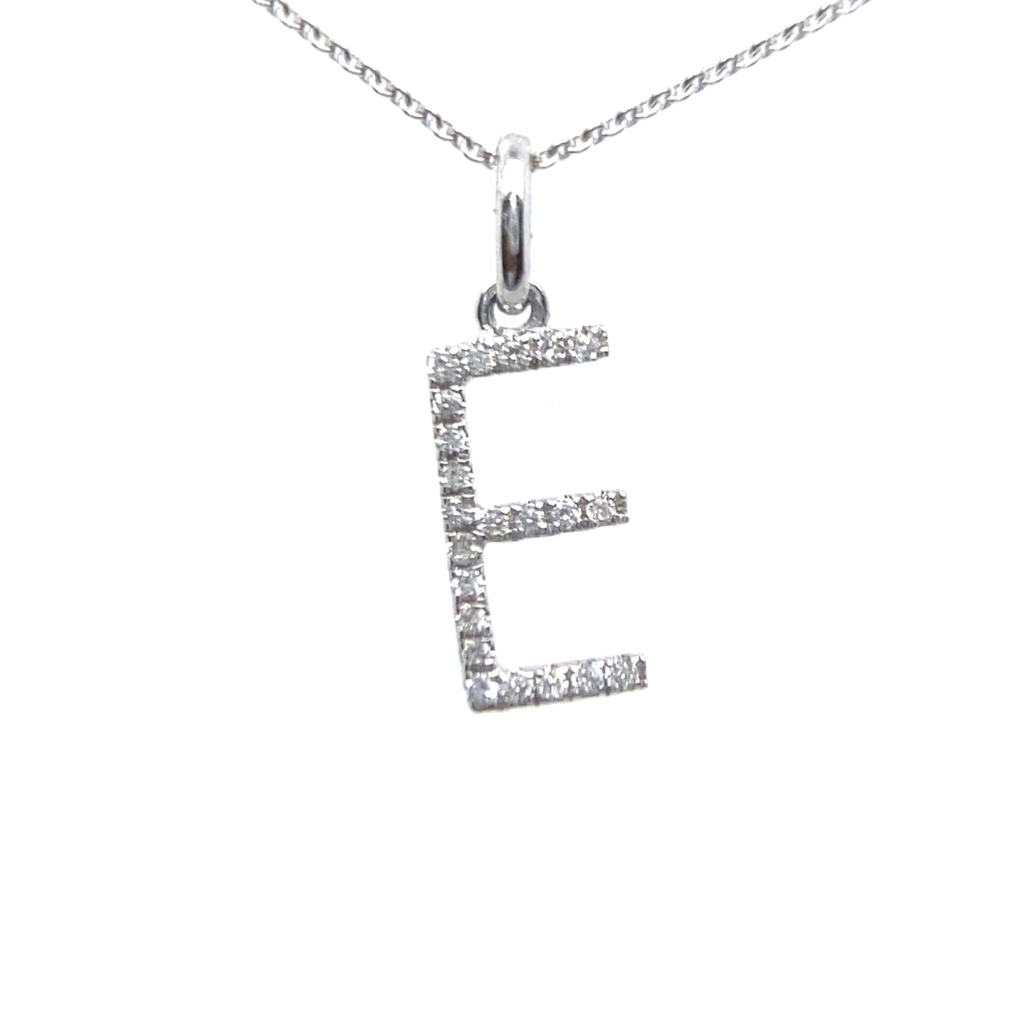 18 karaats witgouden letter E hanger van 0.37 gram. Bezet met 22 briljant geslepen diamanten met een totaalgewicht van 0.06 crt kleur g kwaliteit si Hanger: 14 x 5 mm Model H 2174