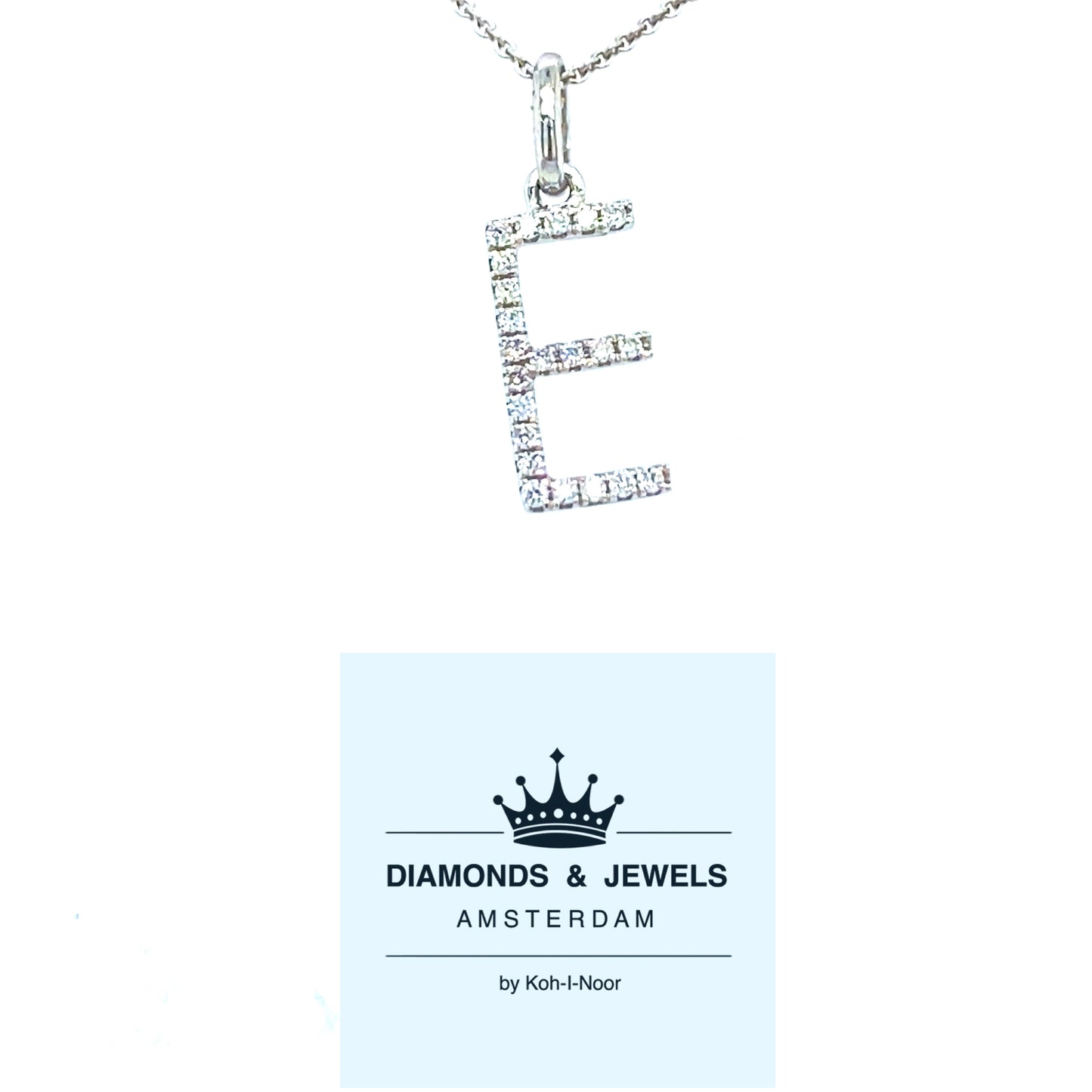 18 karaats witgouden letter E hanger van 0.37 gram. Bezet met 22 briljant geslepen diamanten met een totaalgewicht van 0.06 crt kleur g kwaliteit si Hanger: 14 x 5 mm Model H 2174