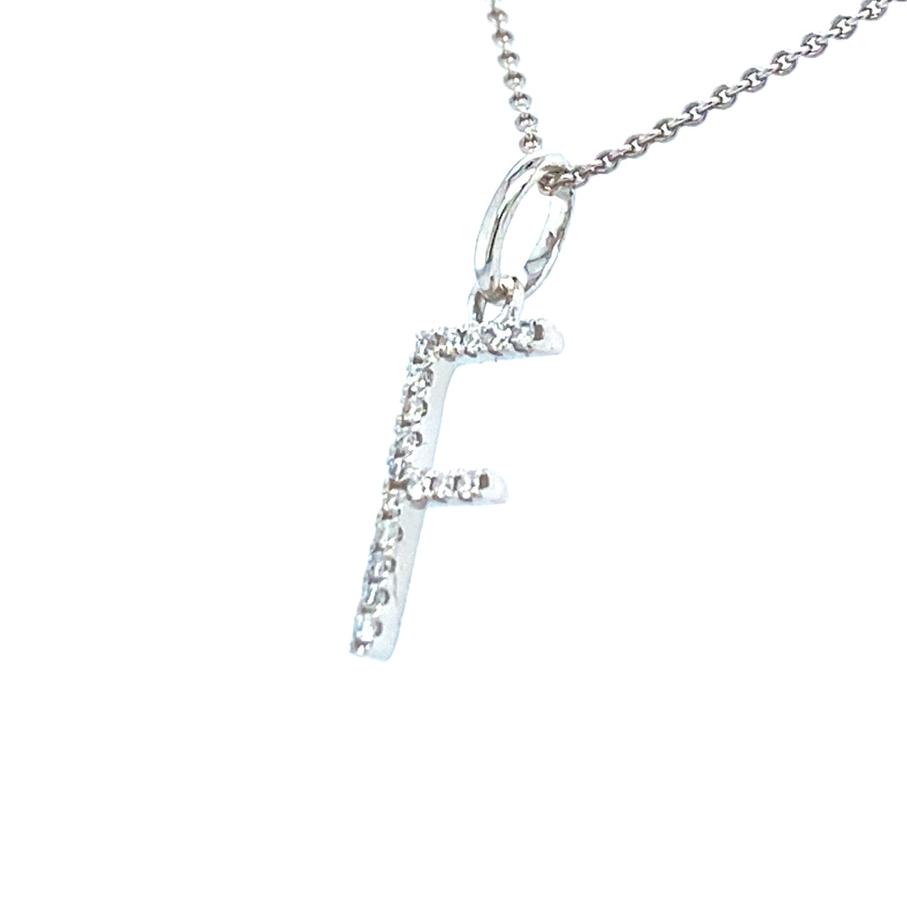 
                      
                        18 karaats witgouden letter hanger van 0.29 gram. Bezet met 17 briljant geslepen diamanten met een totaalgewicht van 0.05 crt kleur g kwaliteit si Hanger: 14 x 5 mm Model H 2175
                      
                    