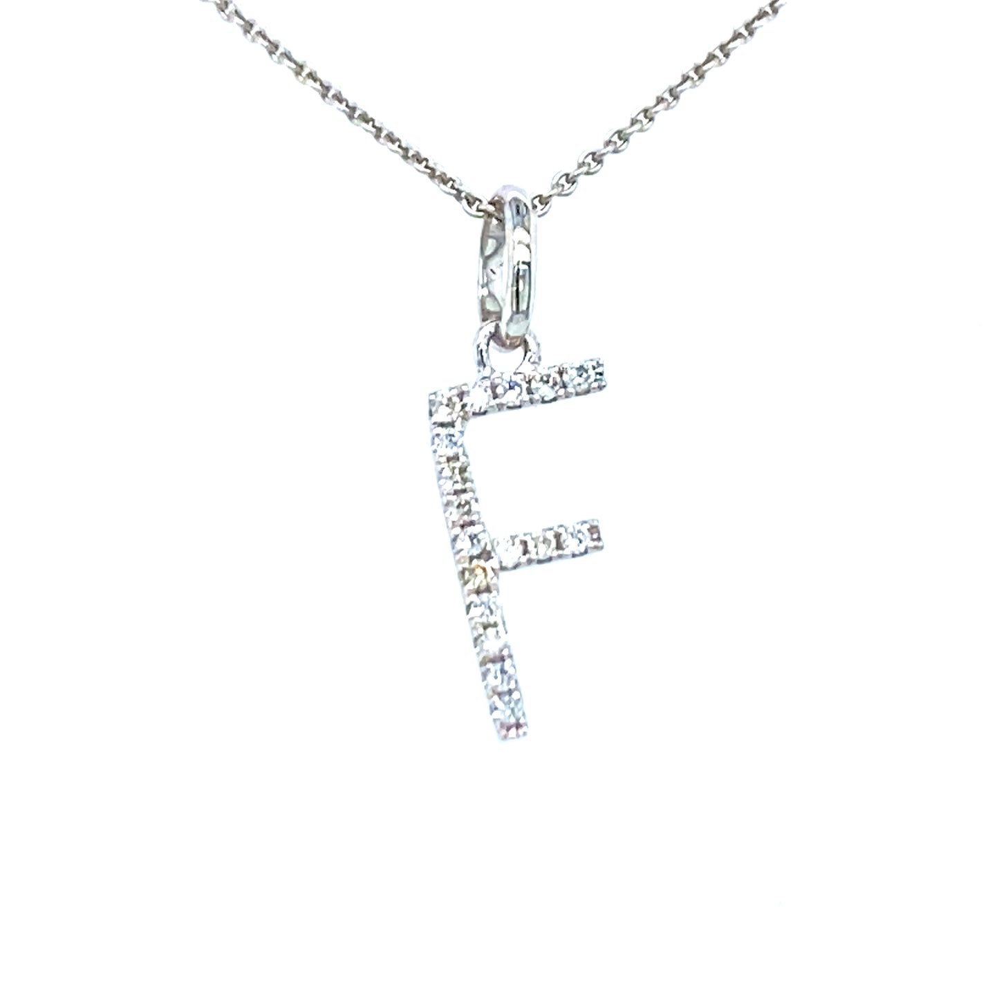 18 karaats witgouden letter hanger van 0.29 gram. Bezet met 17 briljant geslepen diamanten met een totaalgewicht van 0.05 crt kleur g kwaliteit si Hanger: 14 x 5 mm Model H 2175