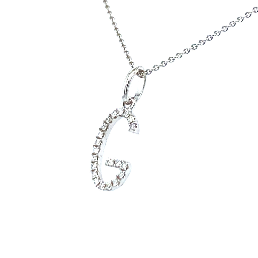 
                      
                        18 karaats witgouden letter G hanger van 0.36 gram. Bezet met 21 briljant geslepen diamanten met een totaalgewicht van 0.06 crt kleur g kwaliteit si Hanger 14 x 6 mm Model H 2176
                      
                    