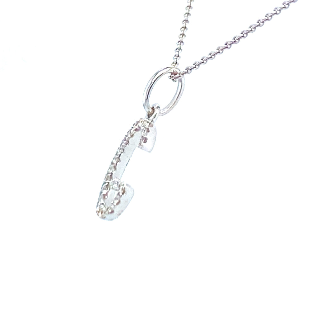 
                      
                        18 karaats witgouden letter G hanger van 0.36 gram. Bezet met 21 briljant geslepen diamanten met een totaalgewicht van 0.06 crt kleur g kwaliteit si Hanger 14 x 6 mm Model H 2176
                      
                    