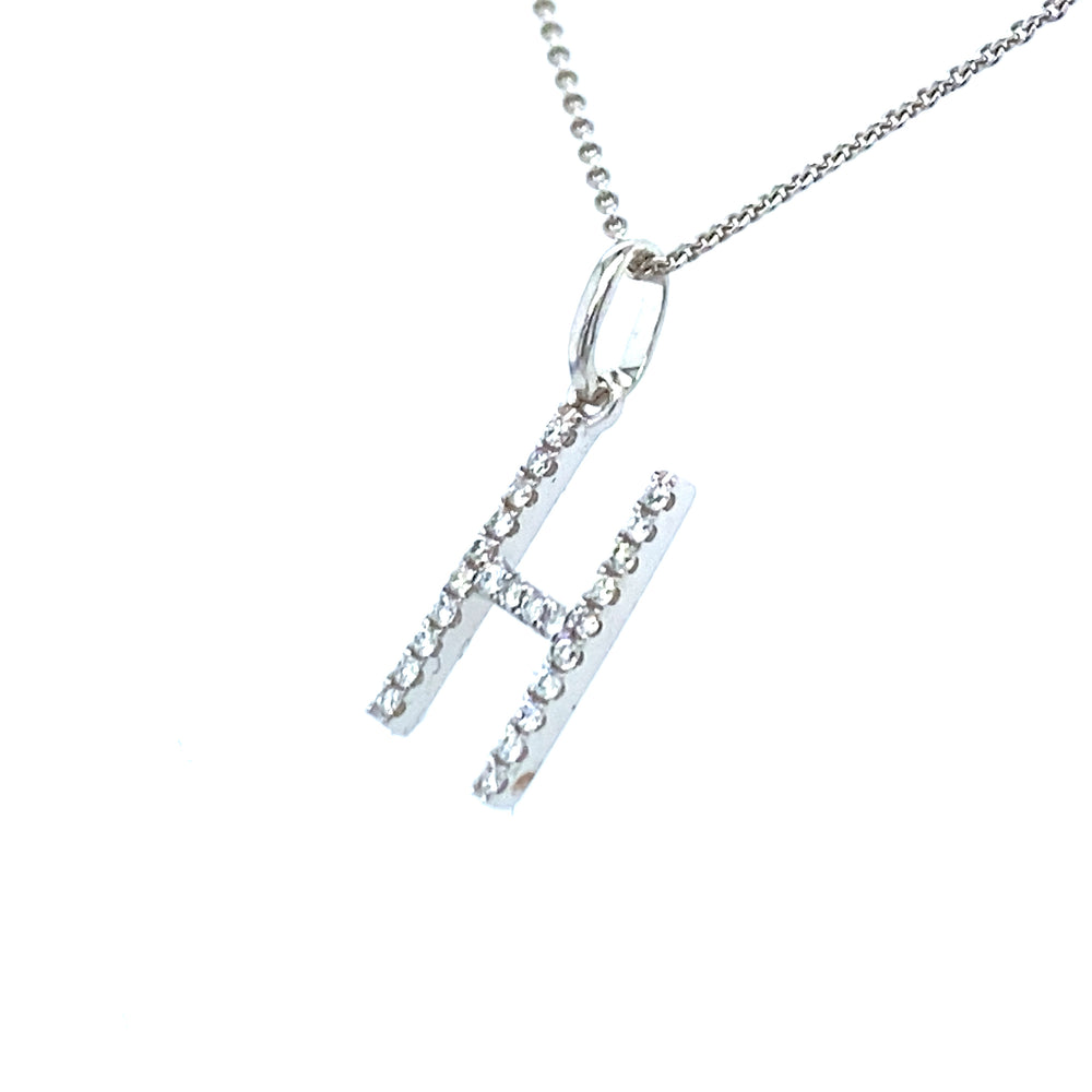 
                      
                        18 karaats witgouden letter H hanger van 0.38 gram. Bezet met 24 briljant geslepen diamanten met een totaalgewicht van 0.07 crt kleur g kwaliteit si Hanger: 14 x 5 mm Model H 2177
                      
                    