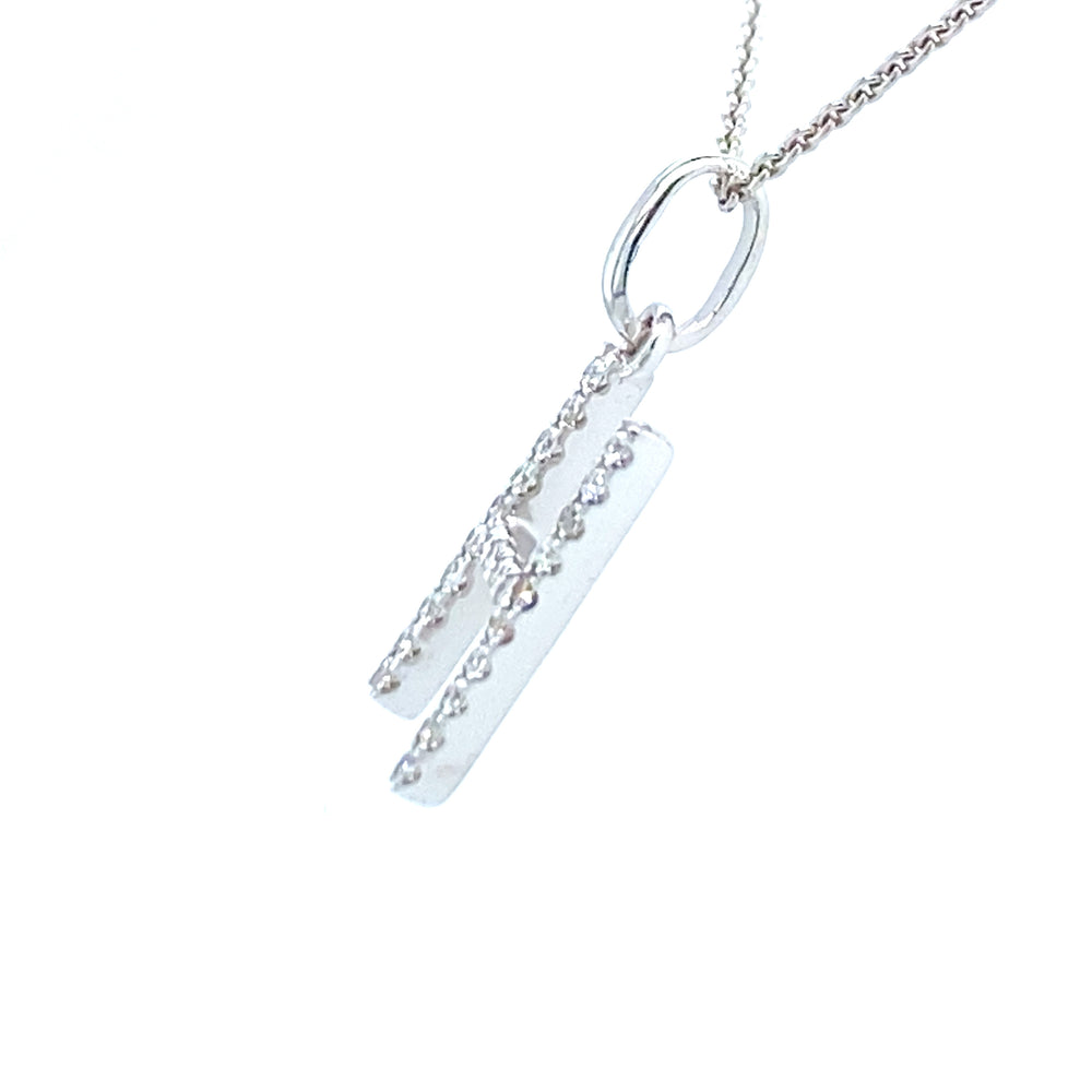 
                      
                        18 karaats witgouden letter H hanger van 0.38 gram. Bezet met 24 briljant geslepen diamanten met een totaalgewicht van 0.07 crt kleur g kwaliteit si Hanger: 14 x 5 mm Model H 2177
                      
                    