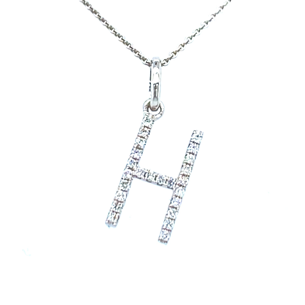 18 karaats witgouden letter H hanger van 0.38 gram. Bezet met 24 briljant geslepen diamanten met een totaalgewicht van 0.07 crt kleur g kwaliteit si Hanger: 14 x 5 mm Model H 2177