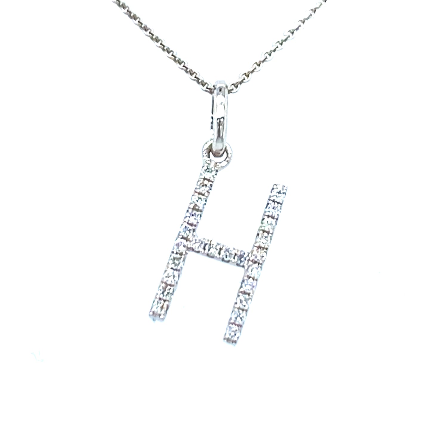 18 karaats witgouden letter H hanger van 0.38 gram. Bezet met 24 briljant geslepen diamanten met een totaalgewicht van 0.07 crt kleur g kwaliteit si Hanger: 14 x 5 mm Model H 2177