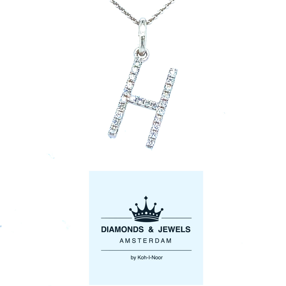 18 karaats witgouden letter H hanger van 0.38 gram. Bezet met 24 briljant geslepen diamanten met een totaalgewicht van 0.07 crt kleur g kwaliteit si Hanger: 14 x 5 mm Model H 2177