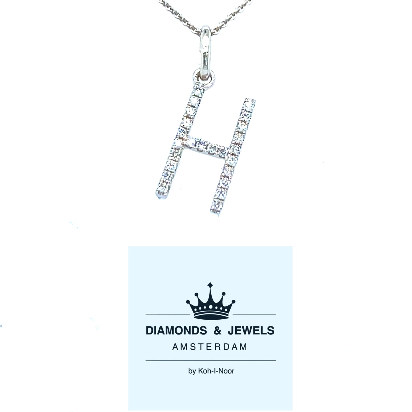 18 karaats witgouden letter H hanger van 0.38 gram. Bezet met 24 briljant geslepen diamanten met een totaalgewicht van 0.07 crt kleur g kwaliteit si Hanger: 14 x 5 mm Model H 2177