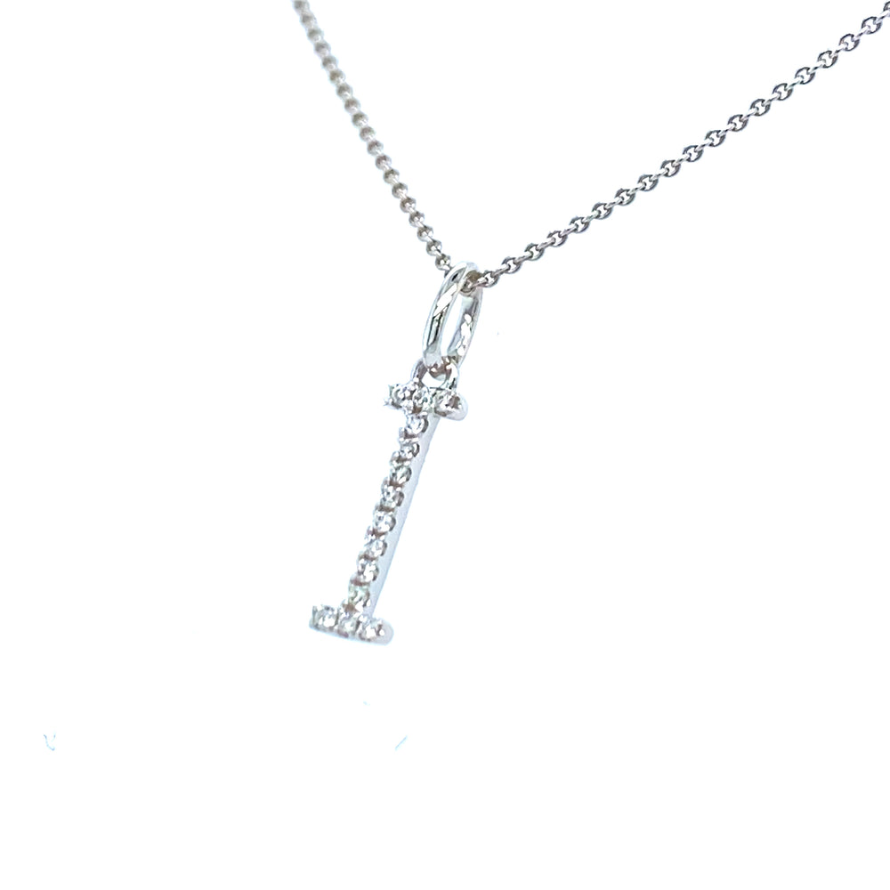 
                      
                        18 krt witgouden letter I hanger van 0.4 gram. Bezet met 14 briljant geslepen diamanten met een totaalgewicht van 0.04 crt kleur G kwaliteit SI Hanger: 16 x 3 mm Model H 2178
                      
                    
