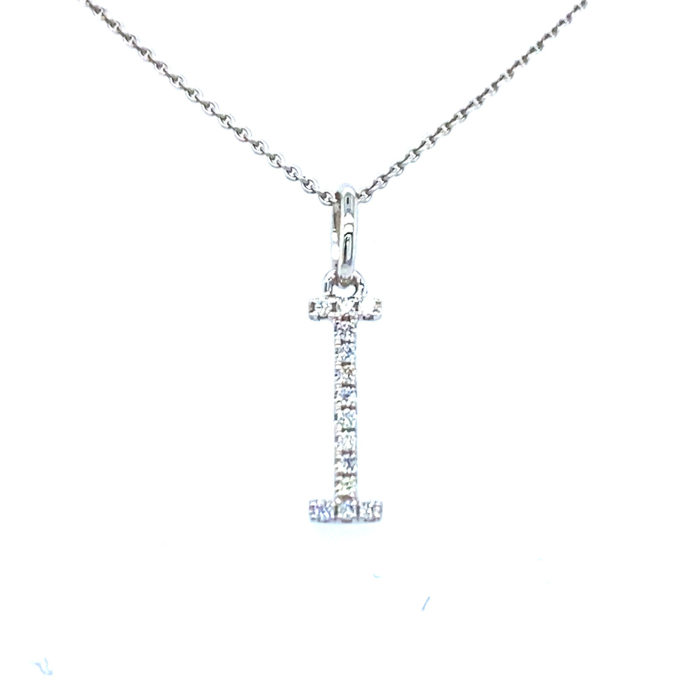 18 krt witgouden letter I hanger van 0.4 gram. Bezet met 14 briljant geslepen diamanten met een totaalgewicht van 0.04 crt kleur G kwaliteit SI Hanger: 16 x 3 mm Model H 2178