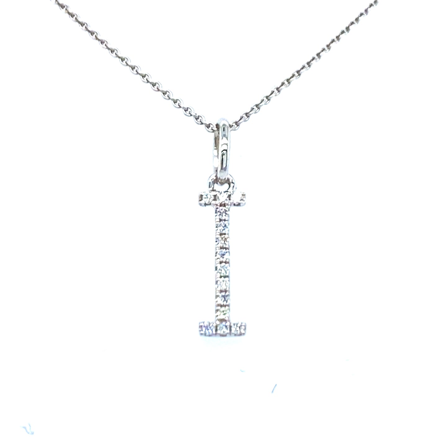 18 krt witgouden letter I hanger van 0.4 gram. Bezet met 14 briljant geslepen diamanten met een totaalgewicht van 0.04 crt kleur G kwaliteit SI Hanger: 16 x 3 mm Model H 2178