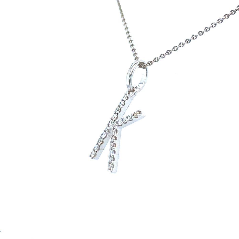 
                      
                        18 krt witgouden letter K hanger van 0.4 gram. Bezet met 21 briljant geslepen diamanten met een totaalgewicht van 0.06 crt kleur G kwaliteit SI Hanger: 16 x 6 mm Model H 2180
                      
                    