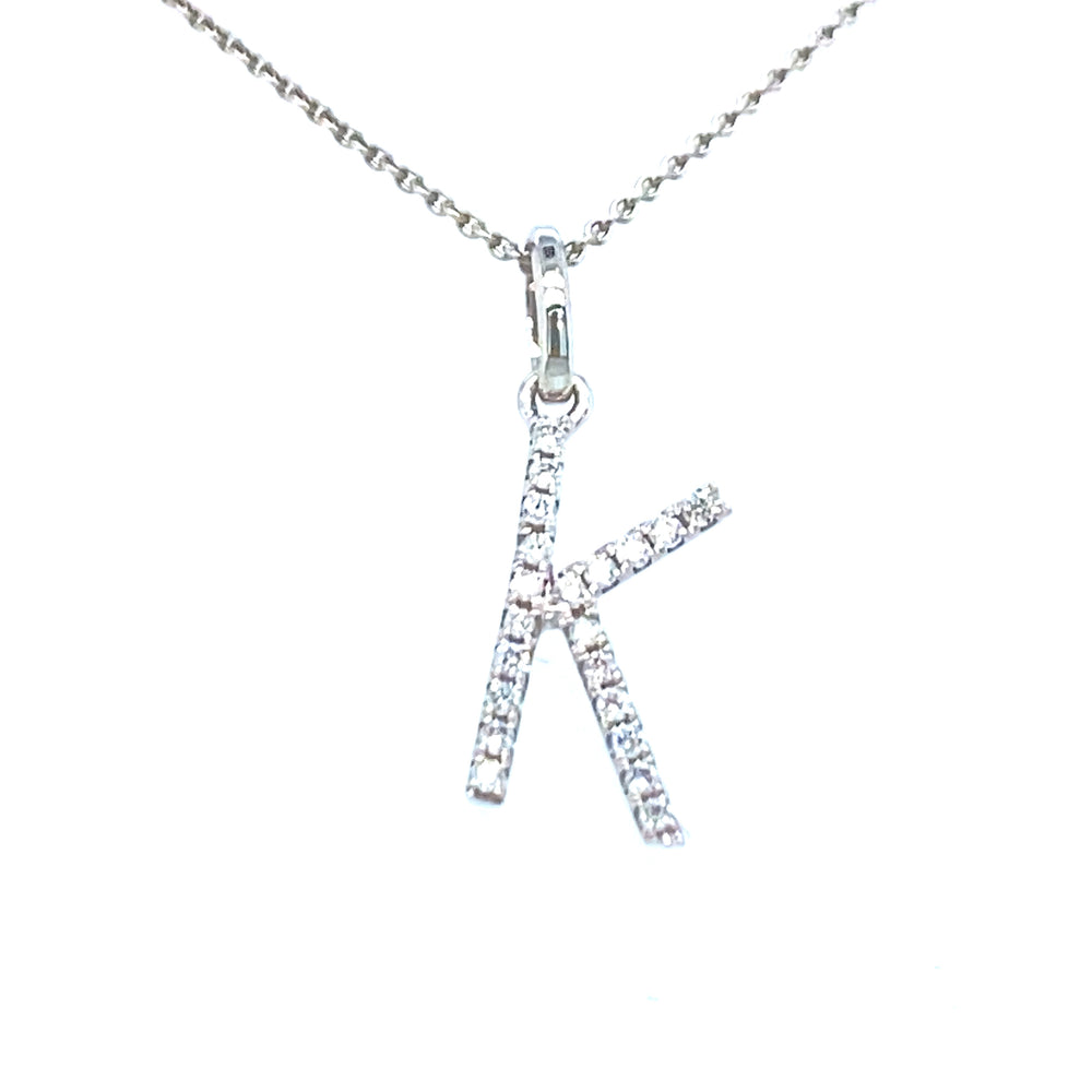 18 krt witgouden letter K hanger van 0.4 gram. Bezet met 21 briljant geslepen diamanten met een totaalgewicht van 0.06 crt kleur G kwaliteit SI Hanger: 16 x 6 mm Model H 2180