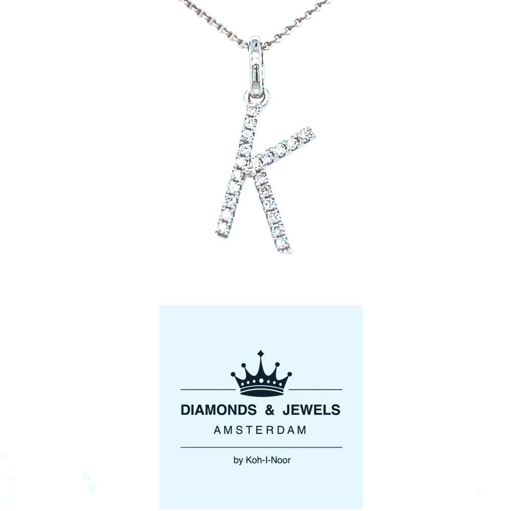 18 krt witgouden letter K hanger van 0.4 gram. Bezet met 21 briljant geslepen diamanten met een totaalgewicht van 0.06 crt kleur G kwaliteit SI Hanger: 16 x 6 mm Model H 2180