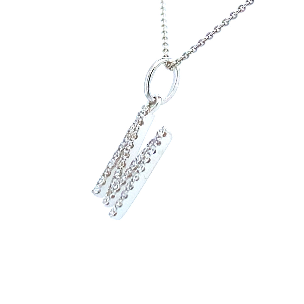 
                      
                        18 krt witgouden letter M hanger van 0.5 gram. Bezet met 34 briljant geslepen diamanten met een totaalgewicht van 0.09 crt kleur G kwaliteit SI Hanger: 15 x 6 mm Model H 2182
                      
                    