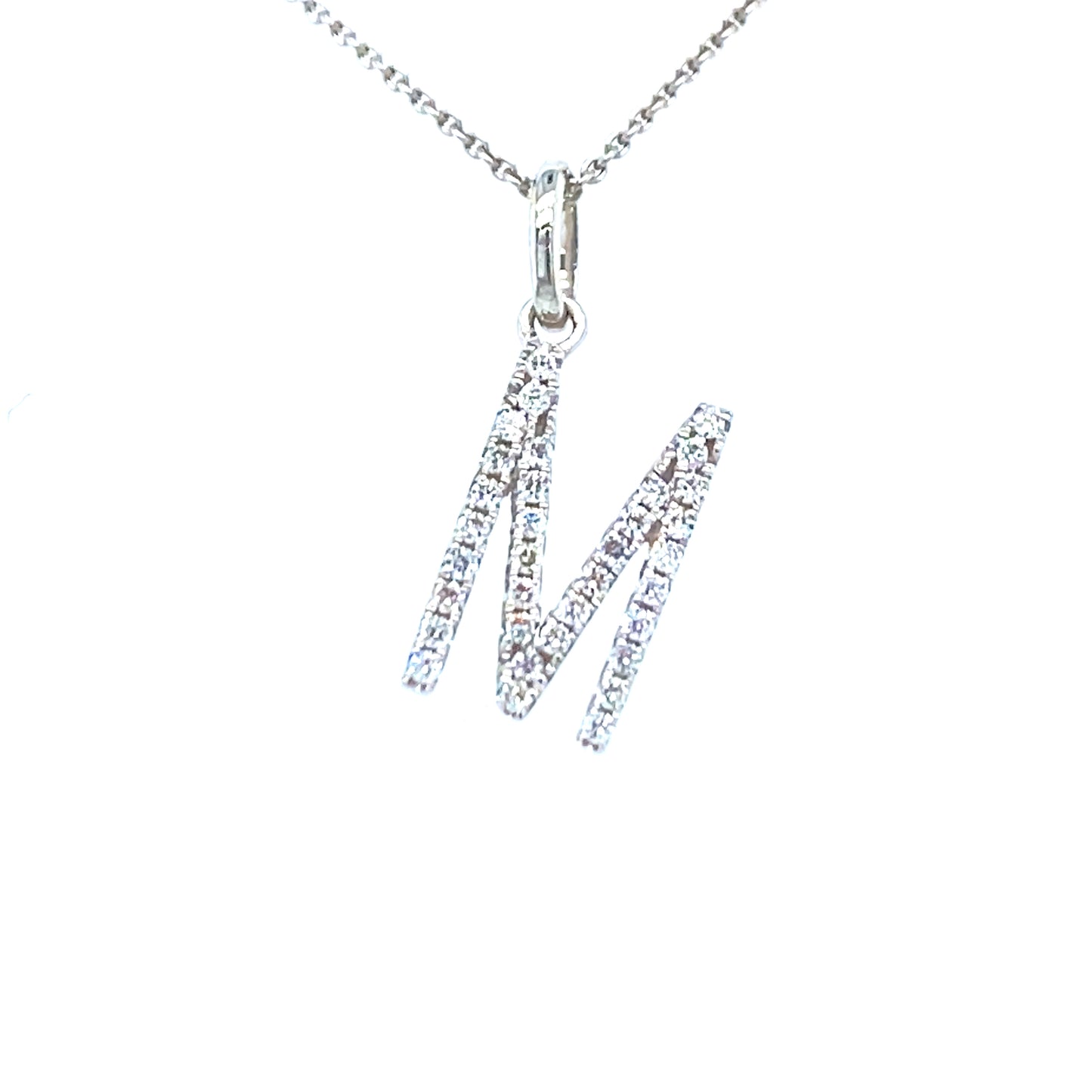 18 krt witgouden letter M hanger van 0.5 gram. Bezet met 34 briljant geslepen diamanten met een totaalgewicht van 0.09 crt kleur G kwaliteit SI Hanger: 15 x 6 mm Model H 2182