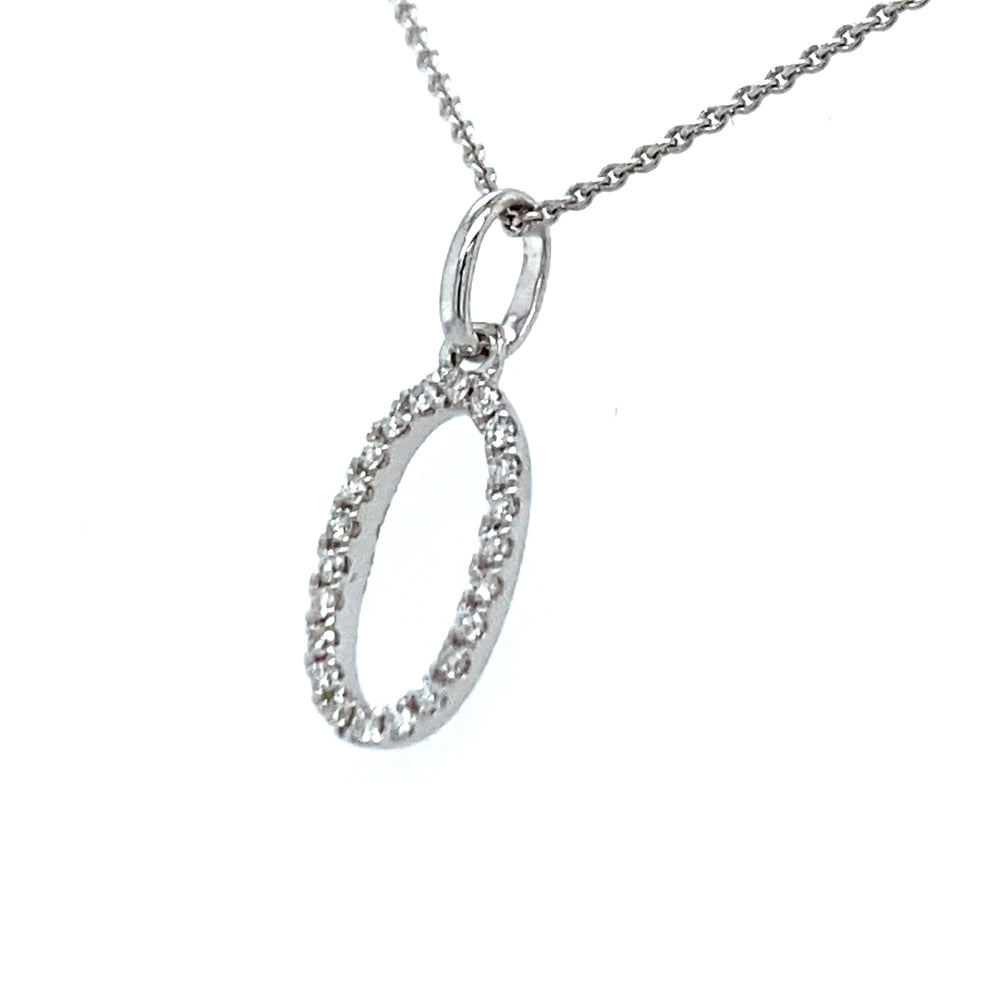 
                      
                        18 krt witgouden letter O hanger van 0.36 gram. Bezet met 22 briljant geslepen diamanten met een totaalgewicht van 0.06 crt kleur G kwaliteit SI Hanger: 15 x 6 mm Model H 2184
                      
                    