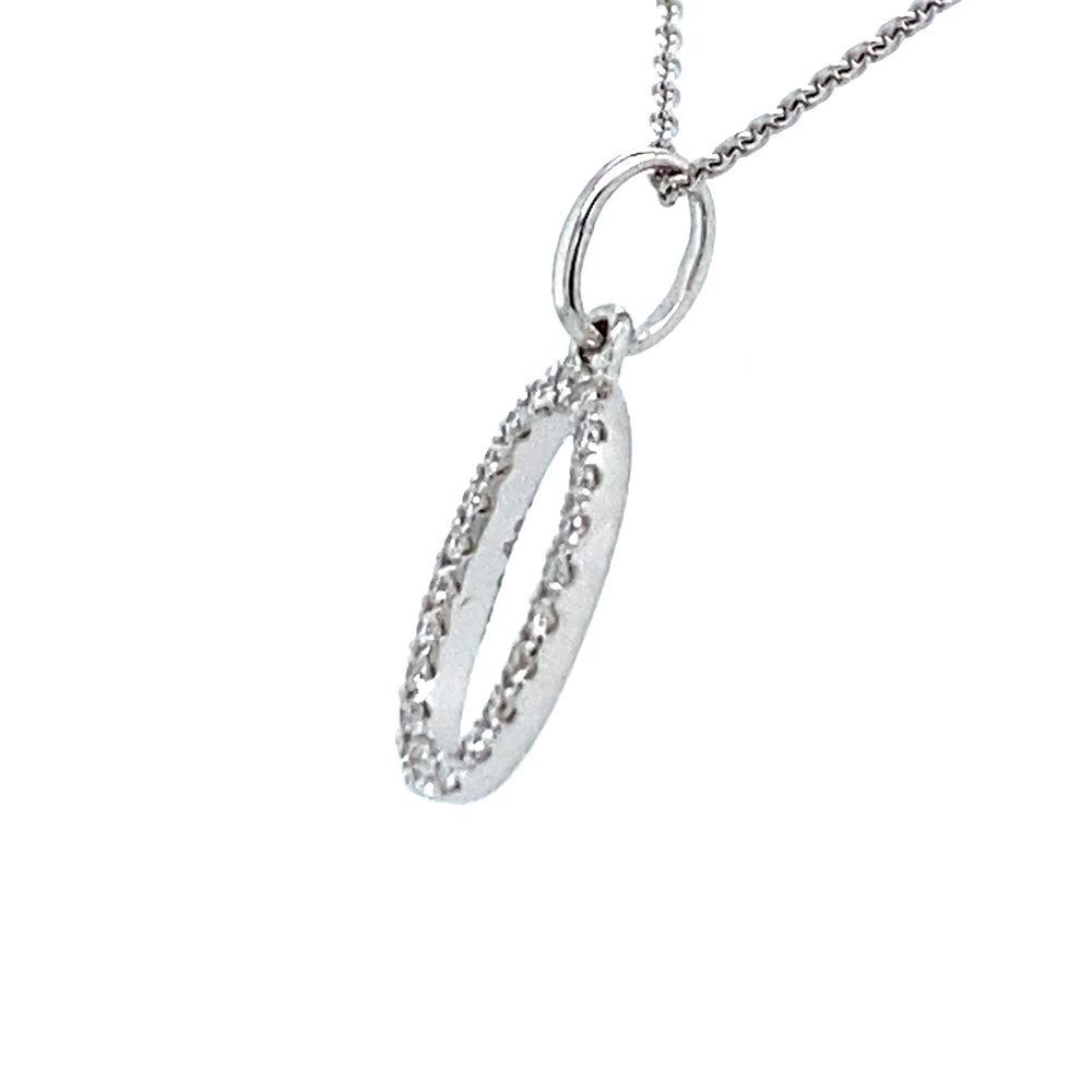 
                      
                        18 krt witgouden letter O hanger van 0.36 gram. Bezet met 22 briljant geslepen diamanten met een totaalgewicht van 0.06 crt kleur G kwaliteit SI Hanger: 15 x 6 mm Model H 2184
                      
                    