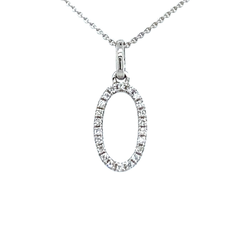 18 krt witgouden letter O hanger van 0.36 gram. Bezet met 22 briljant geslepen diamanten met een totaalgewicht van 0.06 crt kleur G kwaliteit SI Hanger: 15 x 6 mm Model H 2184