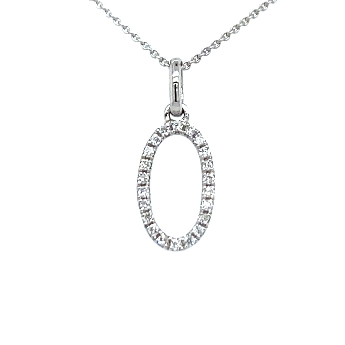 18 krt witgouden letter O hanger van 0.36 gram. Bezet met 22 briljant geslepen diamanten met een totaalgewicht van 0.06 crt kleur G kwaliteit SI Hanger: 15 x 6 mm Model H 2184