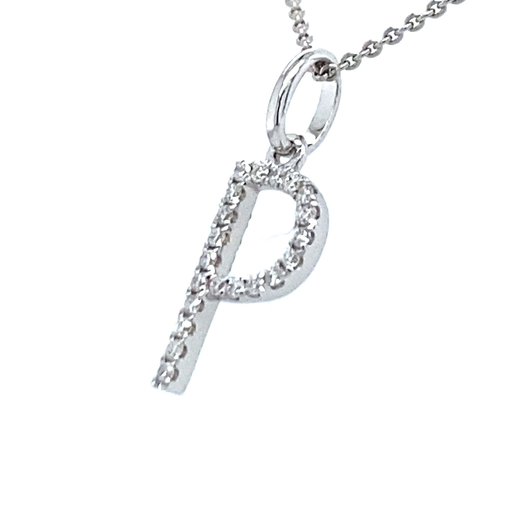 
                      
                        18 kt witgouden letter P hanger van 0.32 gram. Bezet met 21 briljant geslepen diamanten met een totaalgewicht van 0.06 crt. Kleur G kwaliteit SI Hanger: 15 x 5 mm Model H 2185
                      
                    