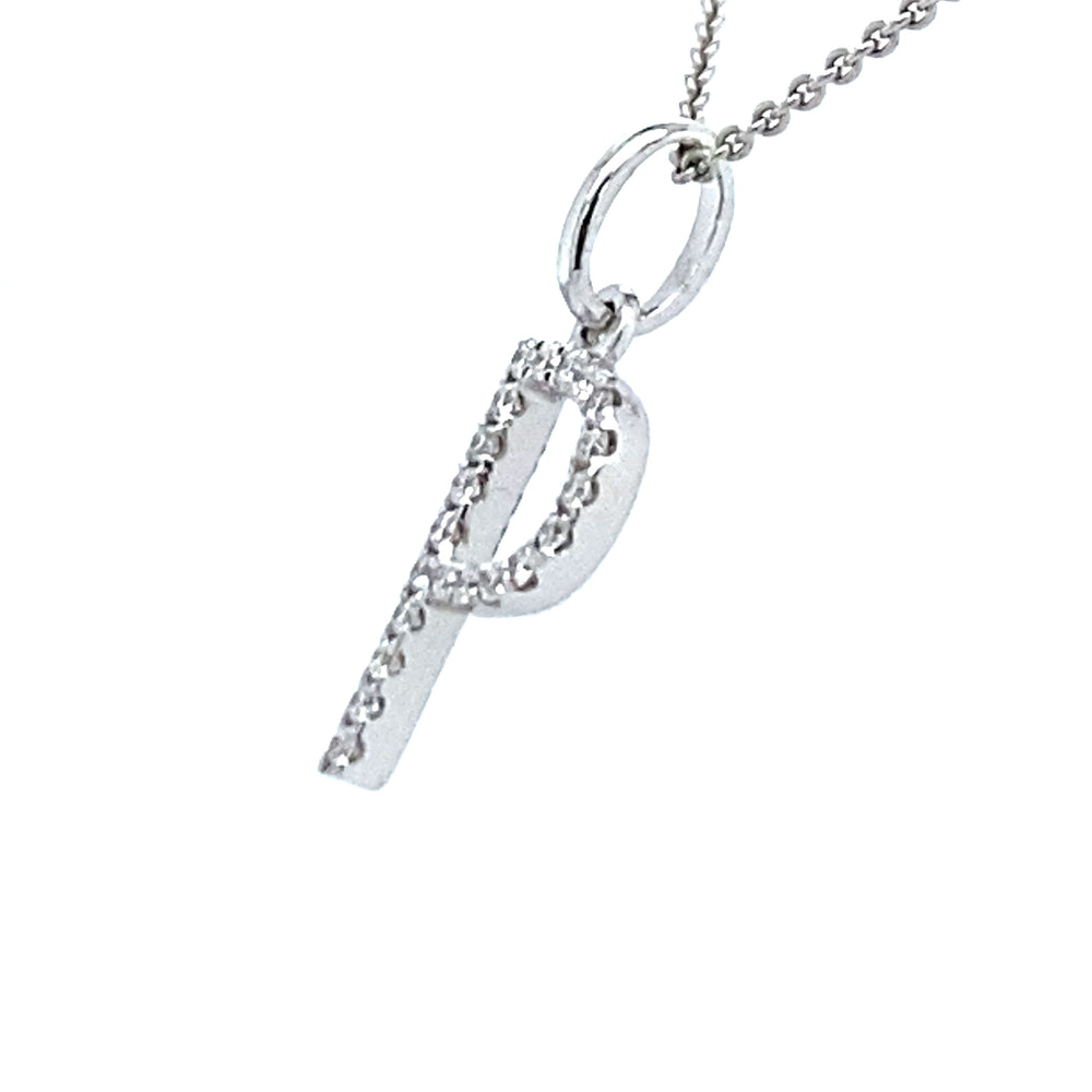 
                      
                        18 kt witgouden letter P hanger van 0.32 gram. Bezet met 21 briljant geslepen diamanten met een totaalgewicht van 0.06 crt. Kleur G kwaliteit SI Hanger: 15 x 5 mm Model H 2185
                      
                    