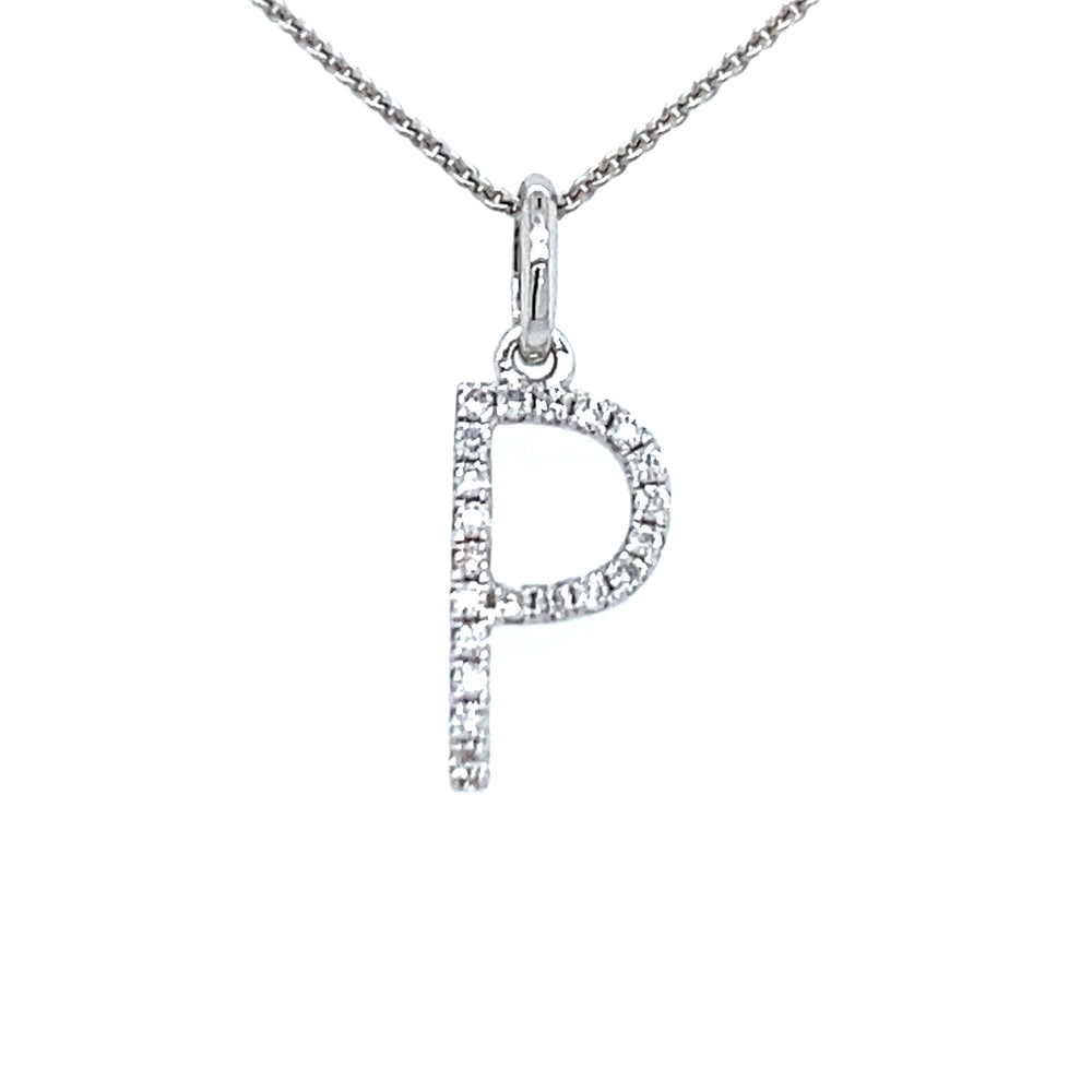 18 kt witgouden letter P hanger van 0.32 gram. Bezet met 21 briljant geslepen diamanten met een totaalgewicht van 0.06 crt. Kleur G kwaliteit SI Hanger: 15 x 5 mm Model H 2185