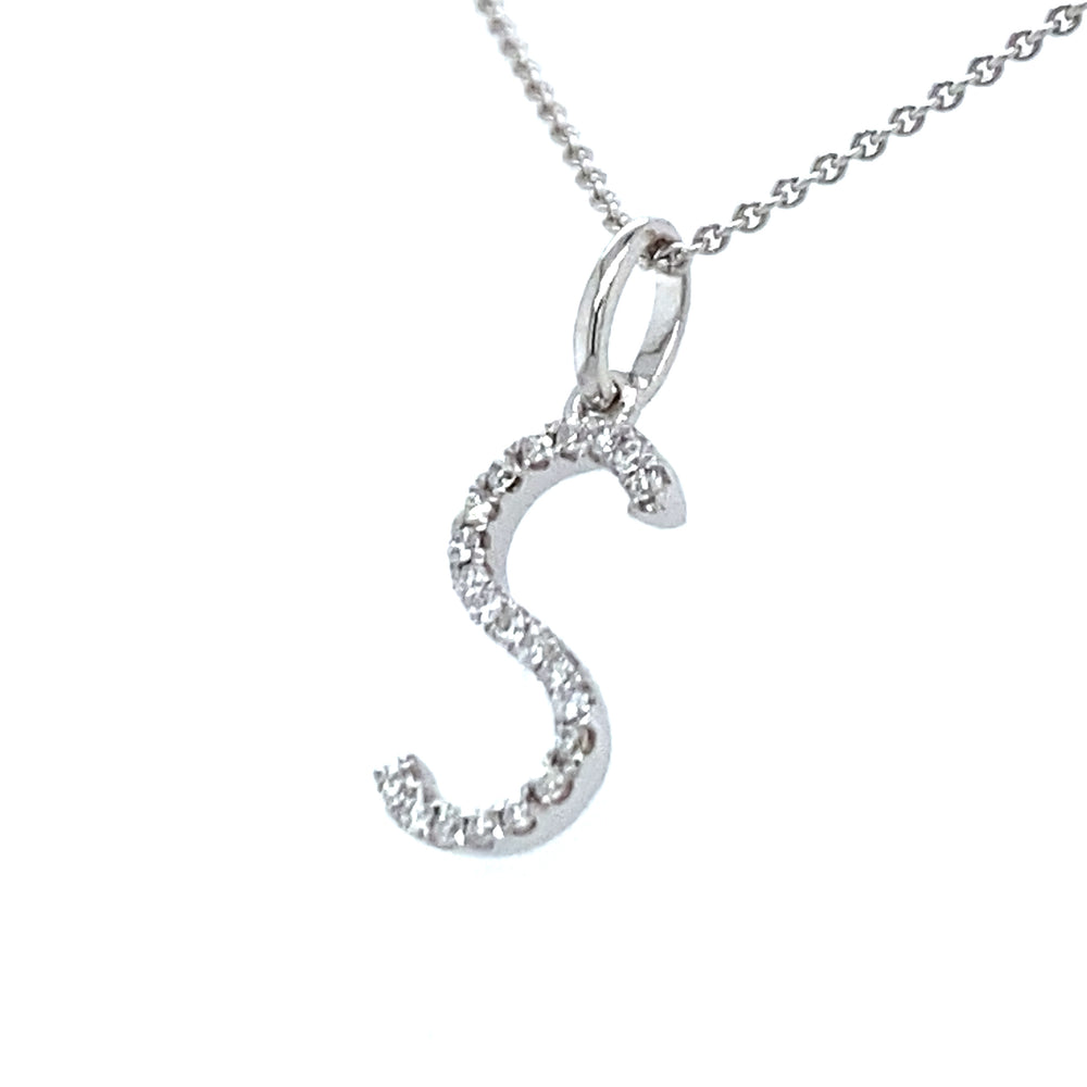 
                      
                        18 krt witgouden letter S hanger van 0.32 gram. Bezet met 21 briljant geslepen diamanten met een totaalgewicht van 0.06 gram kleur G kwaliteit SI Hanger: 15 x 5 mm Model H 2188
                      
                    