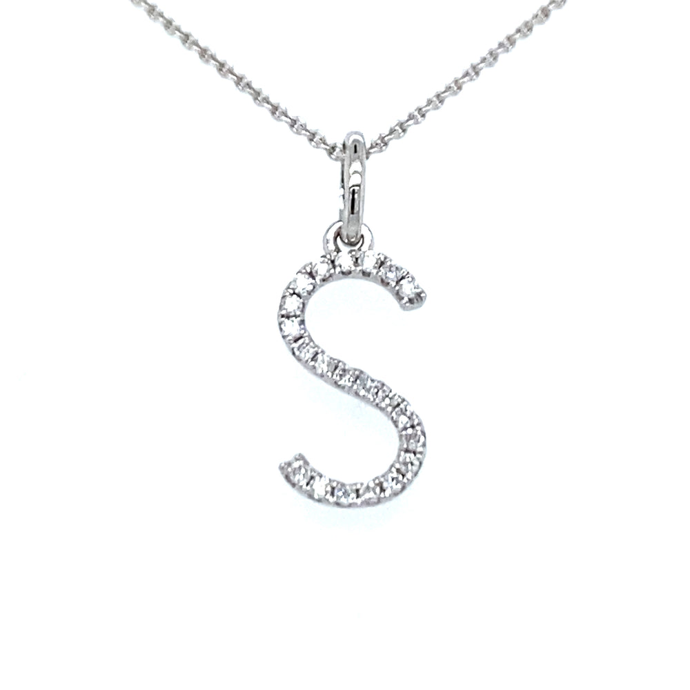 18 krt witgouden letter S hanger van 0.32 gram. Bezet met 21 briljant geslepen diamanten met een totaalgewicht van 0.06 gram kleur G kwaliteit SI Hanger: 15 x 5 mm Model H 2188