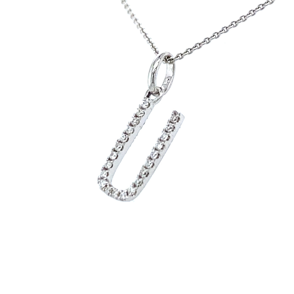 
                      
                        18 krt witgouden letter U hanger van 0.33 gram. Bezet met 22 briljant geslepen diamanten met een totaalgewicht van 0.06 crt kleur g kwaliteit si Hanger: 15 x 6 mm Model H 2190
                      
                    