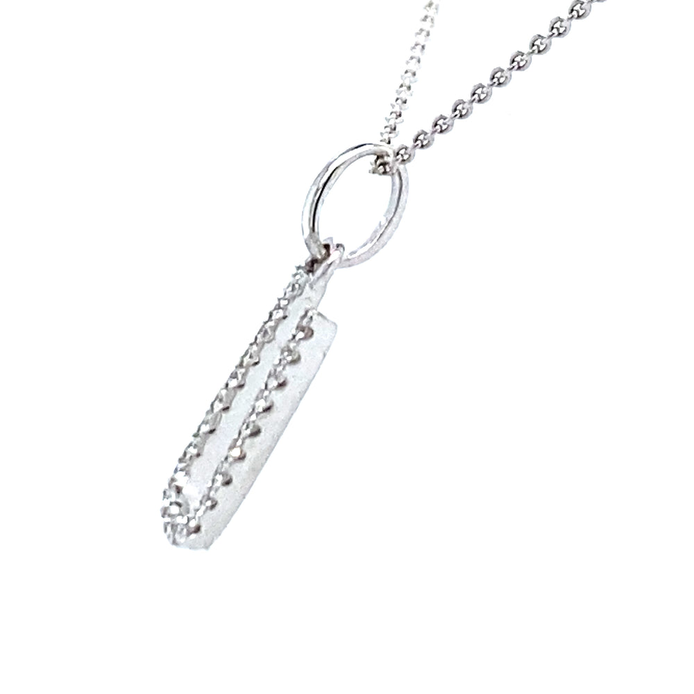 
                      
                        18 krt witgouden letter U hanger van 0.33 gram. Bezet met 22 briljant geslepen diamanten met een totaalgewicht van 0.06 crt kleur g kwaliteit si Hanger: 15 x 6 mm Model H 2190
                      
                    
