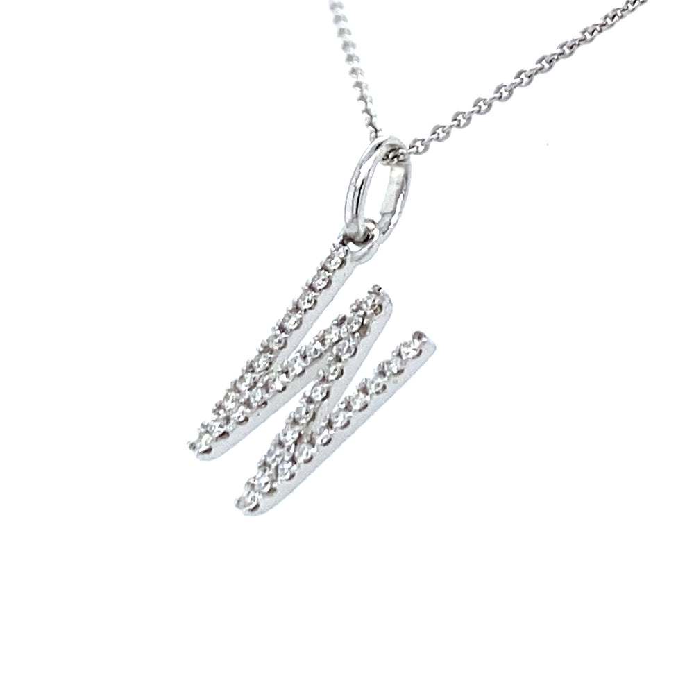 
                      
                        18 krt witgouden letter W hanger van 0.48 gram. Bezet met 34 briljant geslepen diamanten met een totaalgewicht van 0.09 crt kleur G kwaliteit SI Hanger: 15 x  8 mm Model H 2192
                      
                    