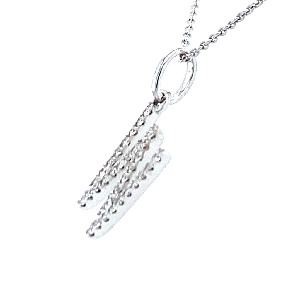 
                      
                        18 krt witgouden letter W hanger van 0.48 gram. Bezet met 34 briljant geslepen diamanten met een totaalgewicht van 0.09 crt kleur G kwaliteit SI Hanger: 15 x  8 mm Model H 2192
                      
                    