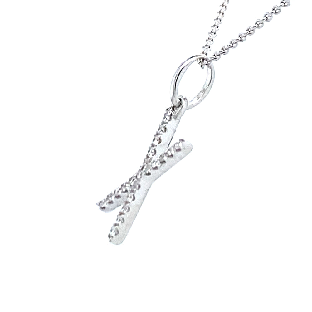 
                      
                        18 krt witgouden letter X hanger van 0.31 gram. Bezet met 21 briljant geslepen diamanten met een totaalgewicht van 0.06 crt kleur G kwaliteit SI Hanger: 15 x 7 mm Model H 2193
                      
                    