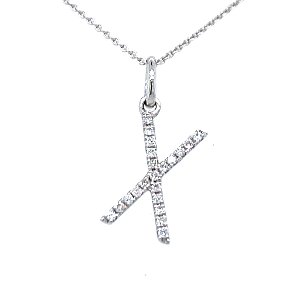 18 krt witgouden letter X hanger van 0.31 gram. Bezet met 21 briljant geslepen diamanten met een totaalgewicht van 0.06 crt kleur G kwaliteit SI Hanger: 15 x 7 mm Model H 2193