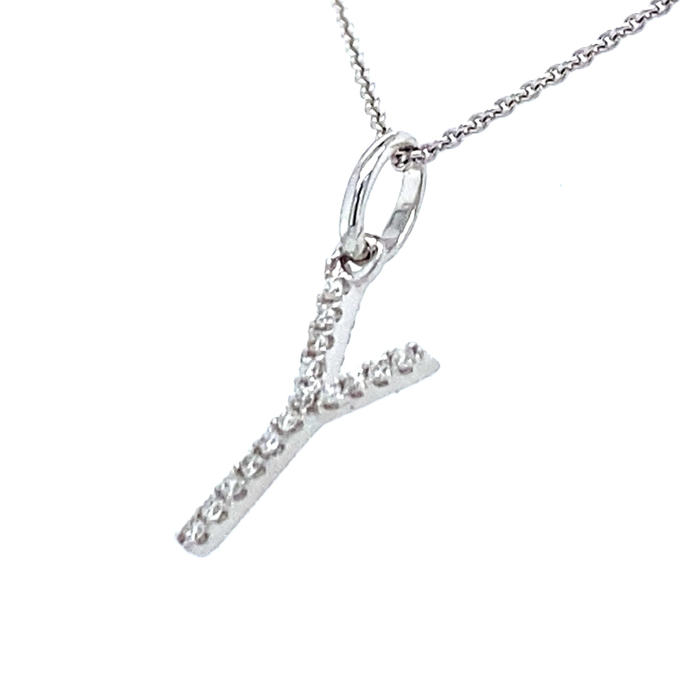 
                      
                        18 krt witgouden letter Y hanger van 0.3 gram. Bezet met 15 briljant geslepen diamanten met een totaalgewicht van 0.04 crt kleur g kwaliteit si Hanger: 15 x 6 mm Model H 2194
                      
                    