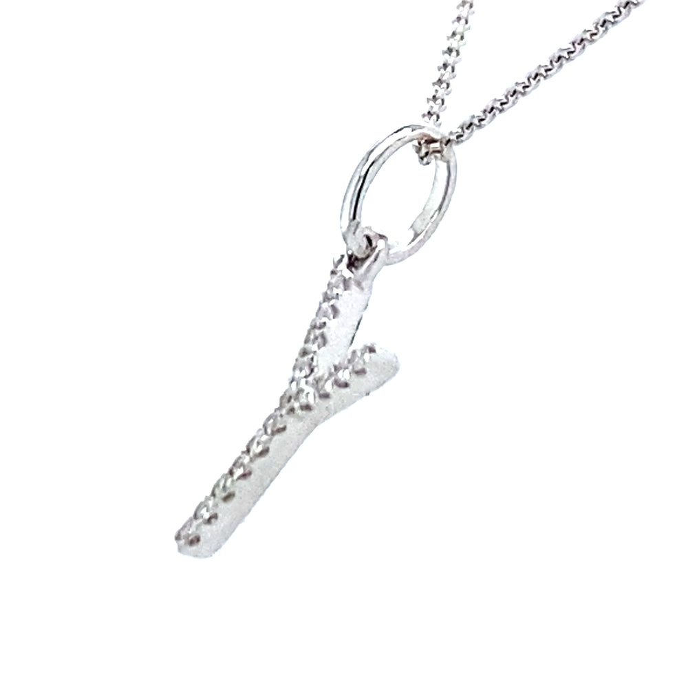 
                      
                        18 krt witgouden letter Y hanger van 0.3 gram. Bezet met 15 briljant geslepen diamanten met een totaalgewicht van 0.04 crt kleur g kwaliteit si Hanger: 15 x 6 mm Model H 2194
                      
                    