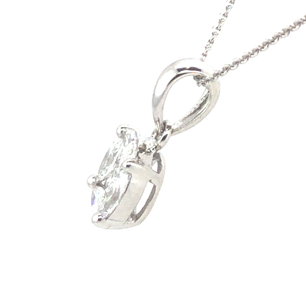 
                      
                        18 karaat witgouden hanger van 0.6 gram en 13 x 7 mm breed. Bezet met 4 prinses geslepen diamanten met een totaalgewicht van 0.11 crt en 4 marquise geslepen diamanten met een totaalgewicht van 0.21 crt Kleur: Top Wesselton Kwaliteit: VS Zetting: Ø 6 mm Model: H 2213
                      
                    