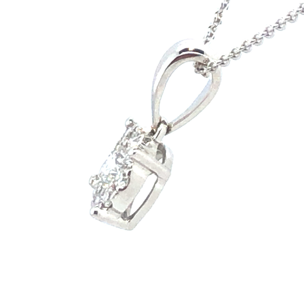 
                      
                        18 karaat wit gouden hanger van 0.4 gram en 5 x 11 mm breed. Bezet met 1 briljant geslepen diamant van 0.09 crt en 9 briljant geslepen diamanten met een totaalgewicht van 0.07 crt Kleur: Top Wesselton Kwaliteit: VS Zetting: Ø 5 mm Model: H 2226
                      
                    