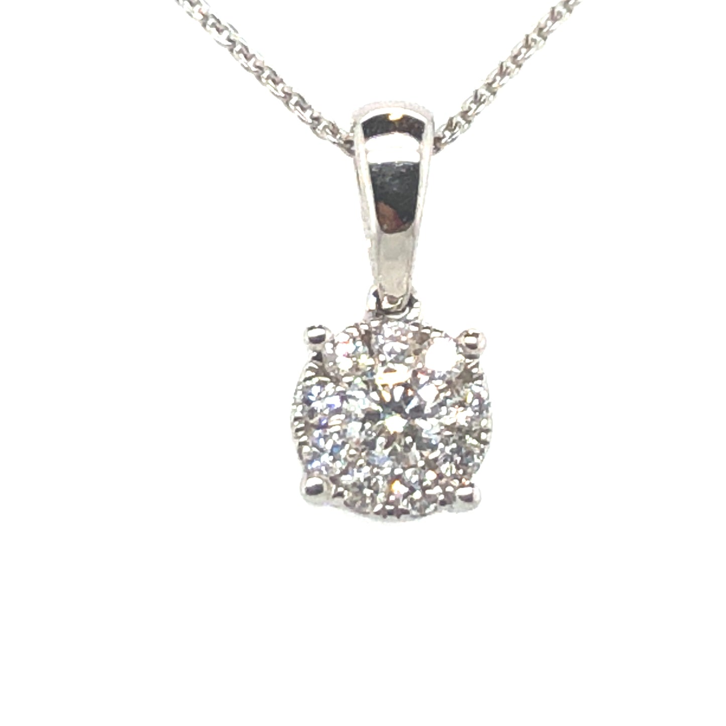 18 karaat wit gouden hanger van 0.4 gram en 5 x 11 mm breed. Bezet met 1 briljant geslepen diamant van 0.09 crt en 9 briljant geslepen diamanten met een totaalgewicht van 0.07 crt Kleur: Top Wesselton Kwaliteit: VS Zetting: Ø 5 mm Model: H 2226
