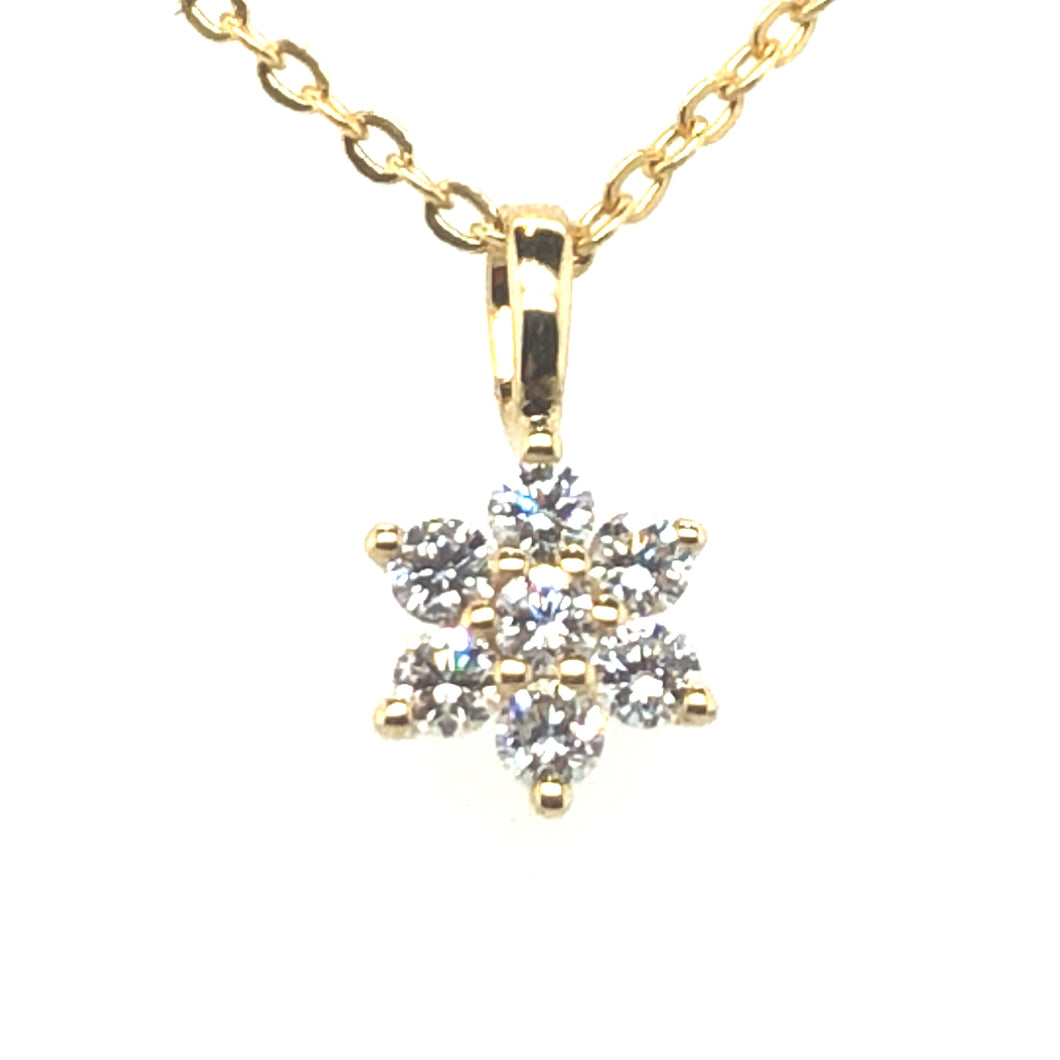 14 karaat geel gouden bloem hanger van 10 x 5 mm breed. Bezet met 7 briljant geslepen diamanten met een totaalgewicht van 0.14 crt. Kleur: H Kwaliteit: SI Zetting: 5 x 6 mm Model: H 2236
